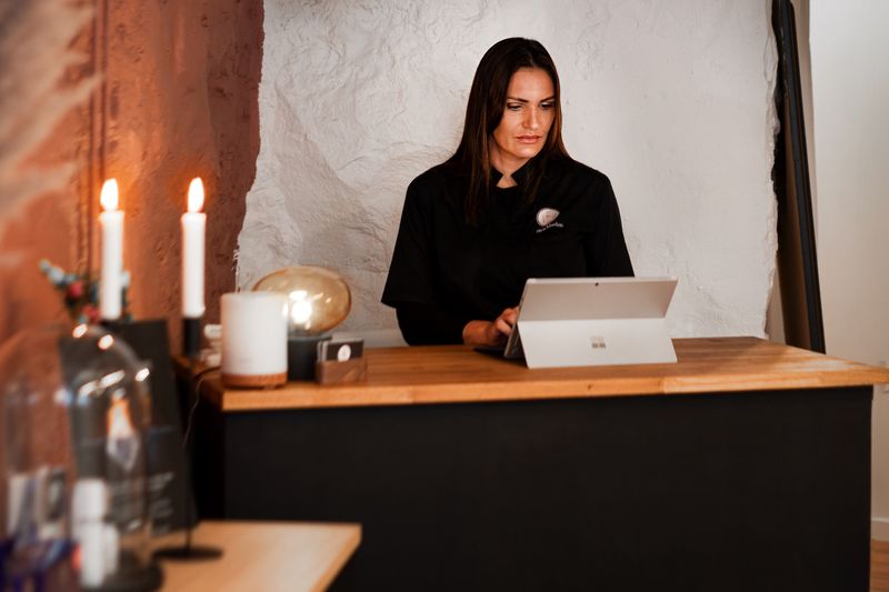 Jelena Tomic i receptionen på kliniken
